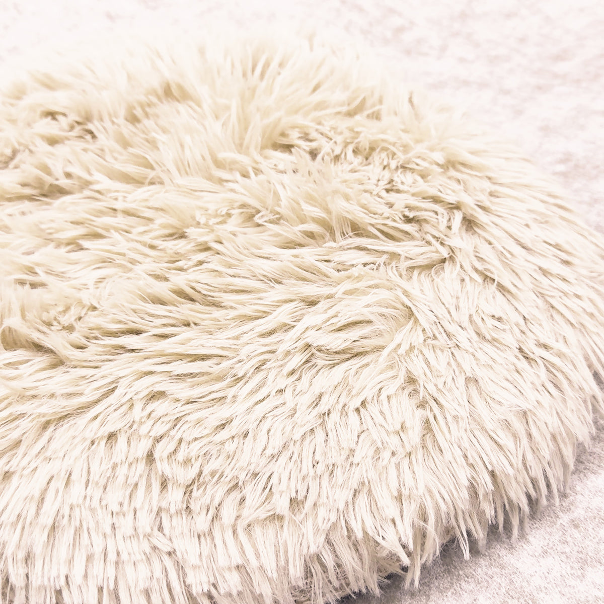 Holmere heated donut cat bed — plush pile texture close-up