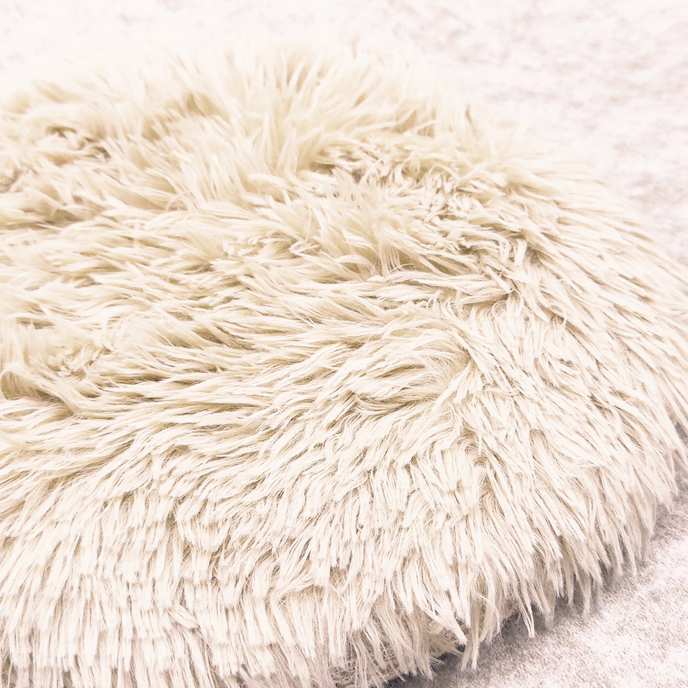 Holmere heated donut cat bed — plush pile texture close-up