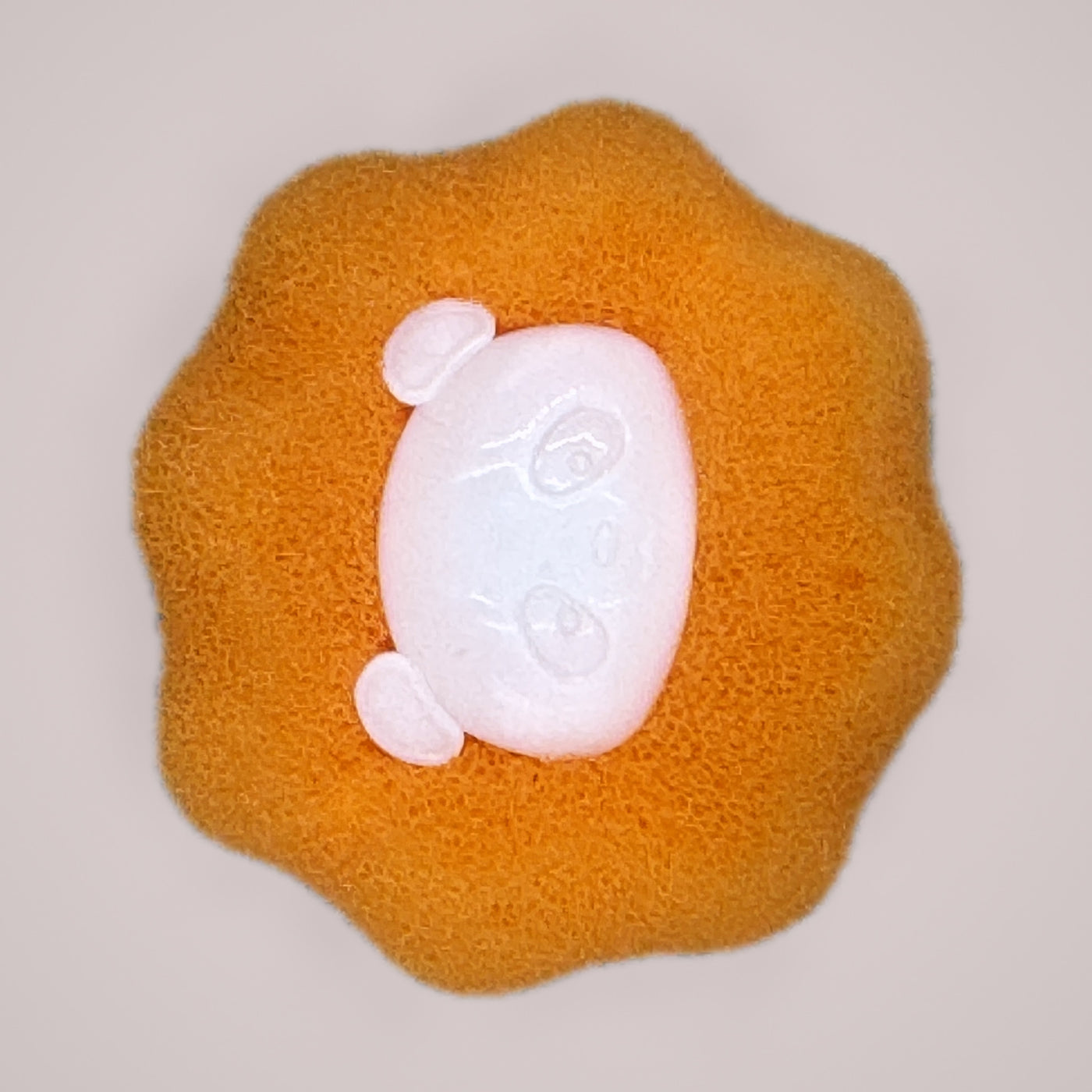 Single Holmere laundry fur catcher, showing the moulded cat-face centre